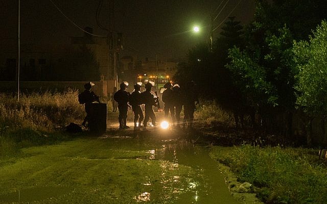 Illustration. Des soldats israéliens durant la démolition d'une maison à Jénine, le 24 avril 2018. (Crédit :armée israélienne)