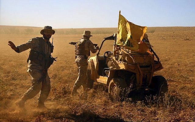 Des combattants du Hezbollah près de leur véhicule militaire dans la vallée Al-Kheil, à la frontière libano-syrienne, le 29 juillet 2017 (Crédit : AP Photo/Bilal Hussein) Des combattants du Hezbollah près de leur véhicule militaire dans la vallée Al-Kheil, à la frontière libano-syrienne, le 29 juillet 2017 (Crédit : AP Photo/Bilal Hussein)