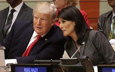 Le président américain Donald Trump s'entretient avec l'ambassadrice des États-Unis auprès de l'ONU Nikki Haley, avant une réunion à l'Assemblée générale de l'ONU au siège de l'ONU à New York, le 18 septembre 2017. (AP Photo/Seth Wenig)