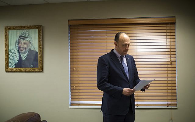 Husam Zomlot, l'ancien envoyé palestinien à Washington, examine des documents à Washington, DC, le 16 février 2018. (AP Photo/Pablo Martinez Monsivais)