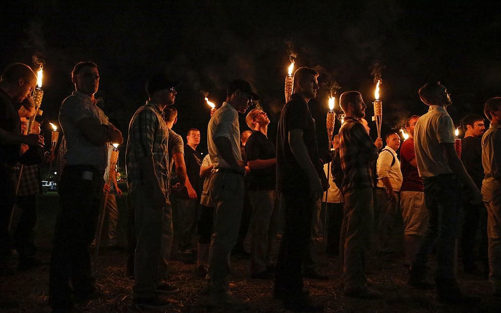 Sur cette photo du 11 août 2017, de multiples groupes nationalistes blancs marchent aux flambeaux sur le campus de l'Université de Virginie à Charlottesville, en Virginie. (Crédit : Mykal McEldowney/The Indianapolis Star via AP) Sur cette photo du 11 août 2017, de multiples groupes nationalistes blancs marchent aux flambeaux sur le campus de l'Université de Virginie à Charlottesville, en Virginie. (Crédit : Mykal McEldowney/The Indianapolis Star via AP)