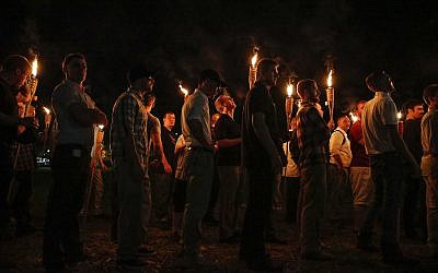Sur cette photo du 11 août 2017, de multiples groupes nationalistes blancs marchent aux flambeaux sur le campus de l'Université de Virginie à Charlottesville, en Virginie. (Crédit : Mykal McEldowney/The Indianapolis Star via AP)