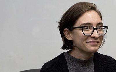 L'Américaine Lara Alqasem, au centre, dans une salle de tribunal avant une audience devant la cour de district de Tel Aviv, le 11 octobre 2018 (Crédit : AP Photo/Sebastian Scheiner)