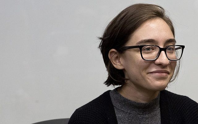 L'Américaine Lara Alqasem, au centre, dans une salle de tribunal avant une audience devant la cour de district de Tel Aviv, le 11 octobre 2018 (Crédit : AP Photo/Sebastian Scheiner)