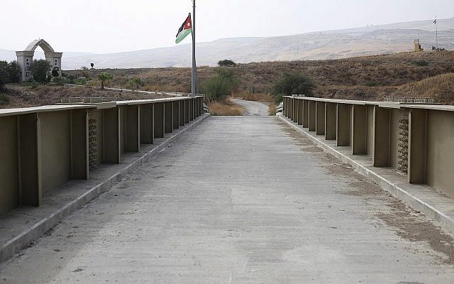Un drapeau jordanien pendu sur un pont menant d'Israël à la Jordanie, sur le site de Naharayim, ou Baqura en arabe, dans la vallée du Jourdain, le 22 octobre 2018 (Crédit :  AP Photo/Ariel Schalit)