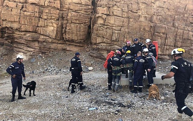 Les secouristes israéliens cherchent des survivants après les crues de la mer Morte, le 26 octobre 2018. (Crédit : AP/Omar Akour)