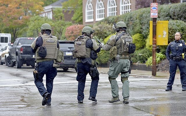 La police présente à la synagogue Tree of Life sur Wildins Avenue, dans le quartier de Squirrel Hill à Pittsburgh, dans l'État de Pennsylvanie, le samedi 27 octobre 2018. (Crédit : Pam Panchak / Journal postal de Pittsburgh via AP) La police présente à la synagogue Tree of Life sur Wildins Avenue, dans le quartier de Squirrel Hill à Pittsburgh, dans l'État de Pennsylvanie, le samedi 27 octobre 2018. (Crédit : Pam Panchak / Journal postal de Pittsburgh via AP)