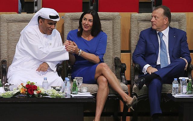 La ministre israélienne de la Culture et des sports Miri Regev, au milieu, serre la pain à Mohamed Bin Tha'loob Al Derai, président de la fédération de judo & de kickboxing des EAU après la victoire d'un israélien médaillé d'argent pendant le Grand chelem de judo d'Abu Dhabi, le 27 octobre 2018 (Crédit : AP/Kamran Jebreili)