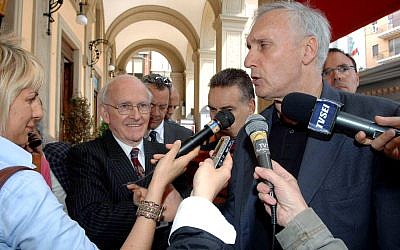 Robert Faurisson (au centre) venu à une journée de conférence à l'université italienne de Teramo, accueilli oar Claudio Moffa (droite) en mai 2007 (Crédit: AP Photo/Lucinao Adriani)