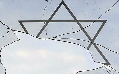 Illustration : Une fenêtre brisée dans un centre communautaire juif après une attaque antisémite présumée à Rostock, dans le nord de l'Allemagne, le 8 janvier 2009 (Crédit :AP/ Thomas Haentzschel/File)