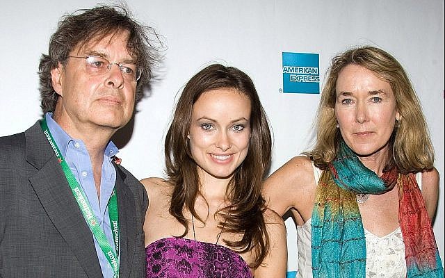 L'actrice Olivia Wilde et ses parents, le producteur Andrew Cockburn et la réalisatrice Leslie Cockburn, arrivent à la première d'American Casino pendant le Tribeca Film Festival à New York, dimanche 26 avril 2009. (AP Photo/Charles Sykes)