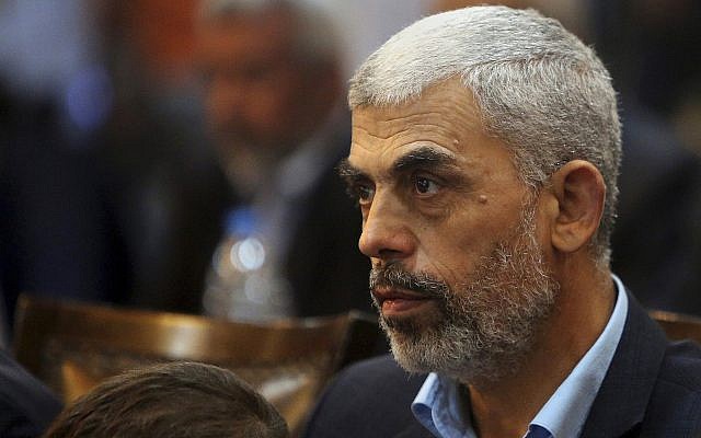 Yahya Sinwar, leader du Hamas dans la bande de Gaza, lors d'une conférence de presse à Gaza City, le 1er mai 2017 (Crédit : AP Photo/Adel Hana, File)
