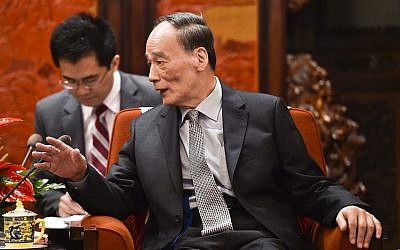 Le vice-président chinois Wang Qishan à Pékin, le 18 avril 2018. (Crédit : Madoka Ikegami/Pool Photo via AP)
