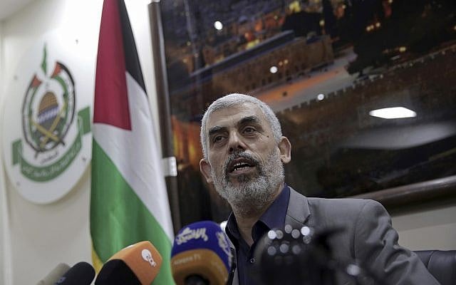 Yahya Sinwar, le dirigeant du Hamas dans la bande de Gaza, s'adresse à des correspondants étrangers dans son bureau à Gaza, le jeudi 10 mai 2018. (AP Photo/Khalil Hamra) Yahya Sinwar, le dirigeant du Hamas dans la bande de Gaza, s'adresse à des correspondants étrangers dans son bureau à Gaza, le jeudi 10 mai 2018. (AP Photo/Khalil Hamra)