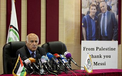 Le chef de l'Association du football palestinien Jibril Rajoub pendant une conférence de presse dans la ville de Ramallah, en Cisjordanie, le 6 juin 2018 (Crédit : AP Photo/Majdi Mohammed) Le chef de l'Association du football palestinien Jibril Rajoub pendant une conférence de presse dans la ville de Ramallah, en Cisjordanie, le 6 juin 2018 (Crédit : AP Photo/Majdi Mohammed)
