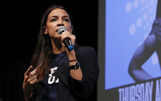 Alexandria Ocasio-Cortez, candidate au Congrès de New York, s'adresse aux sympathisants lors d'une collecte de fonds, le 2 août 2018, à Los Angeles. (AP Photo/Jae C. Hong)