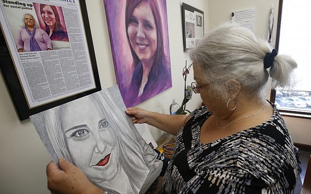 Susan Bro, mère de Heather Heyer, qui a été tuée lors du rassemblement Unite the Right l'année dernière, regarde des souvenirs dans son bureau de Charlottesville, en Virginie, le lundi 6 août 2018. (Crédit : AP / Steve Helber)