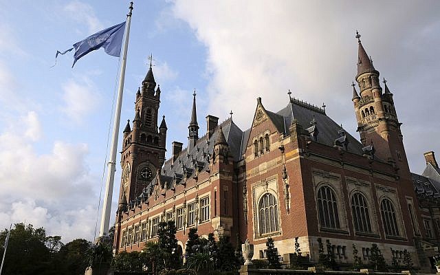 Le drapeau des Nations unies à côté de la cour internationale de justice de la Haye, aux Pays-Bas (Crédit : AP Photo/Mike Corder) Le drapeau des Nations unies à côté de la cour internationale de justice de la Haye, aux Pays-Bas (Crédit : AP Photo/Mike Corder)