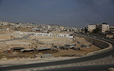 Vue générale de l'endroit où les habitants du hameau bédouin de Khan al-Ahmar sont censés s'installer, près du village d'Abu Dis en Cisjordanie, le 30 septembre 2018.(Crédit : AP Photo/Majdi Mohammed)