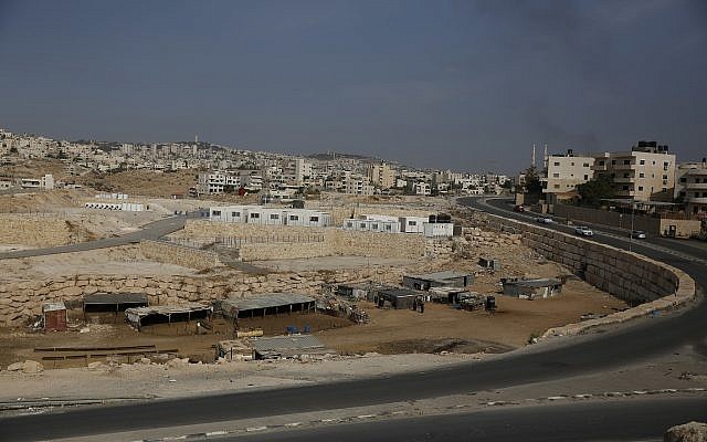 Vue générale de l'endroit où les habitants du hameau bédouin de Khan al-Ahmar sont censés s'installer, près du village d'Abu Dis en Cisjordanie, le 30 septembre 2018.(Crédit : AP Photo/Majdi Mohammed) Vue générale de l'endroit où les habitants du hameau bédouin de Khan al-Ahmar sont censés s'installer, près du village d'Abu Dis en Cisjordanie, le 30 septembre 2018.(Crédit : AP Photo/Majdi Mohammed)