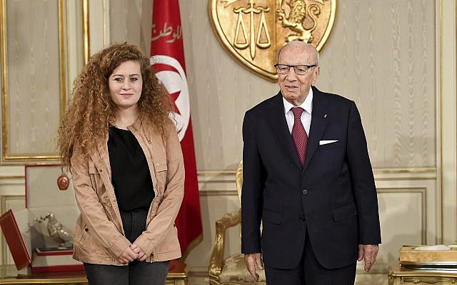 Le président tunisien Beji Caid Essebsi, à droite, avec Ahed Tamimi à la rsidence présidentielle de CArthage, près de Tunis, le 2 ocotbre 2018. (Crédit : Hassene Dridi/AP) Le président tunisien Beji Caid Essebsi, à droite, avec Ahed Tamimi à la rsidence présidentielle de CArthage, près de Tunis, le 2 ocotbre 2018. (Crédit : Hassene Dridi/AP)
