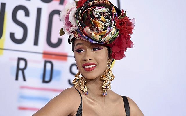 La rappeuse Cardi B aux  American Music Awards le 9 ocotobre 2018. (Crédit : Jordan Strauss/Invision/AP)
