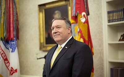 Le secrétaire d'État américain Mike Pompeo dans le bureau ovale à Washington, le 10 octobre 2018 (Crédit : AP Photo/Pablo Martinez Monsivais) Le secrétaire d'État américain Mike Pompeo dans le bureau ovale à Washington, le 10 octobre 2018 (Crédit : AP Photo/Pablo Martinez Monsivais)