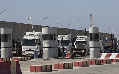Des camions israéliens transportant du fioul entrent au point de passage de Kerem Shalom, à la frontière entre Israël et Gaza, le 11 octobre 2018. (AP Photo/Tsafrir Abayov)