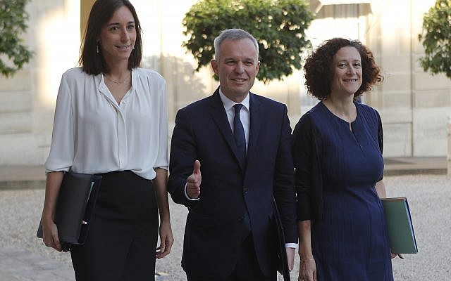 Francois de Rugy, nouveau ministre de l'écologie entouré de Brune Poirson, secrétaire d'Etat à la transition écologique et de Emmanuelle Wargon ( à droite) secrétaire d'Etat, à l'Elysée le 17 octobre 2018. (AP Photo/Francois Mori, Pool) Francois de Rugy, nouveau ministre de l'écologie entouré de Brune Poirson, secrétaire d'Etat à la transition écologique et de Emmanuelle Wargon ( à droite) secrétaire d'Etat, à l'Elysée le 17 octobre 2018. (AP Photo/Francois Mori, Pool)