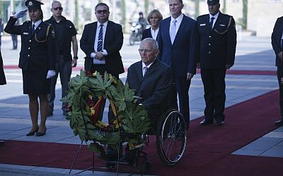 Wolfgang Schaeuble, le rprésident du parlement allemand, dépose une gerbe de fleurs en hommages aux soldats israéliens tombés au combat, au parlement israélien à Jérusalem, le 24 octobre 2018. (Crédit : AP/Oded Balilty)