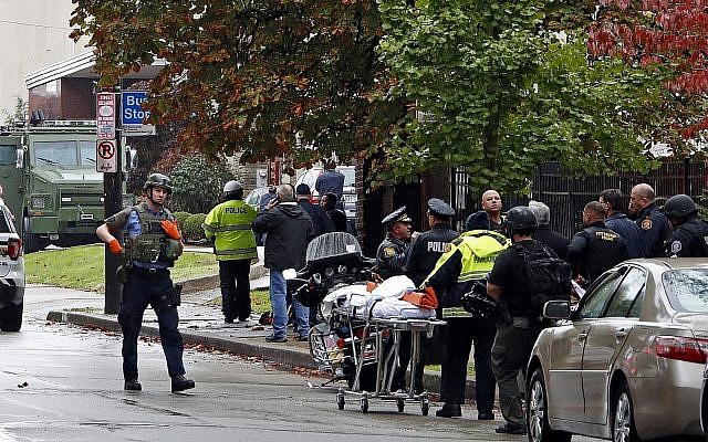 La police présente à la synagogue Tree of Life sur Wildins Avenue, dans le quartier de Squirrel Hill à Pittsburgh, dans l'État de Pennsylvanie, le samedi 27 octobre 2018. (Crédit : Pam Panchak / Journal postal de Pittsburgh via AP)