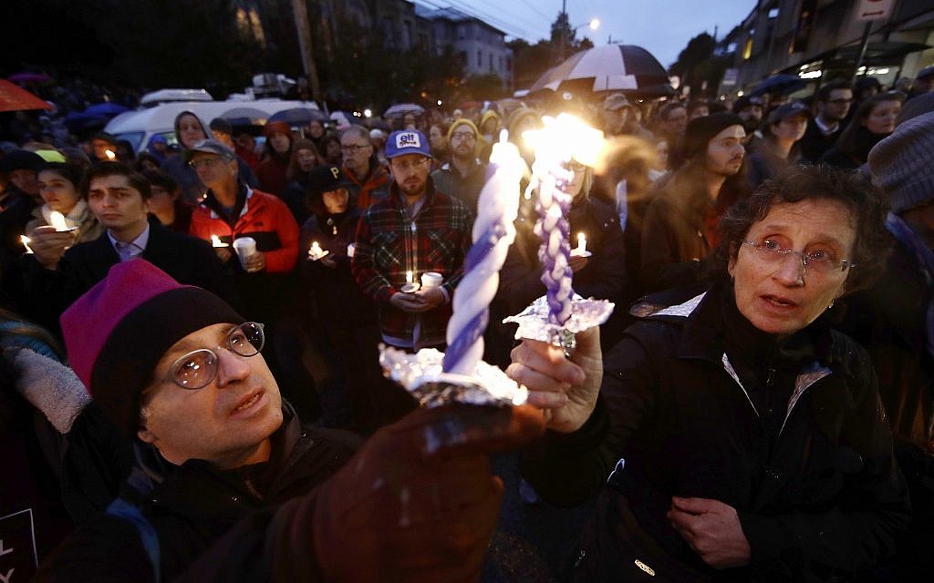 Une veillée organisée suite à une fusillade meurtrière à la congrégation Tree of Life dans le quartier de Squirel Hill à Pittsburgh, le 27 octobre 2018 (Crédit : AP/Matt Rourke)