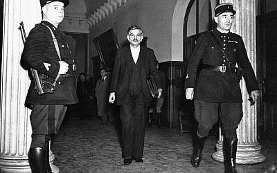 Pierre Laval lors de son procès pour haute trahison à Paris, le 8 octobre 1945 (Crédit: AP)