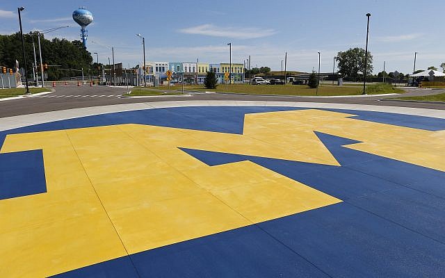 Un logo de l'université du Michigan près d'un rond-point sur le campus de l'école à Ann Arbor, dans le Michigan, le 20 juillet 2015 (Crédit : AP/Paul Sancya)