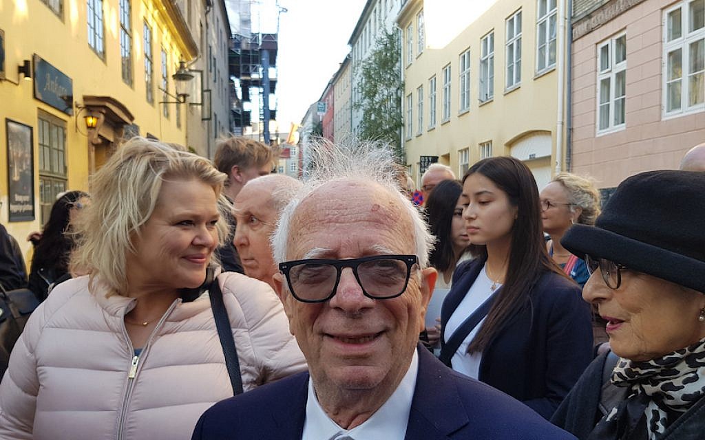 Bent Lewinsky se prépare à célébrer le sauvetage des Juifs danois en 1943 devant la Grande Synagogue de Copenhague, le 11 octobre 2018. (Cnaan Liphshiz/JTA)