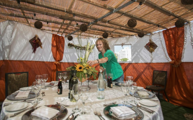 Une femme décorant une souccah à l'hôtel Inbal de Jérusalem le 7 octobre 2014. (Yonatan Sindel / Flash90)