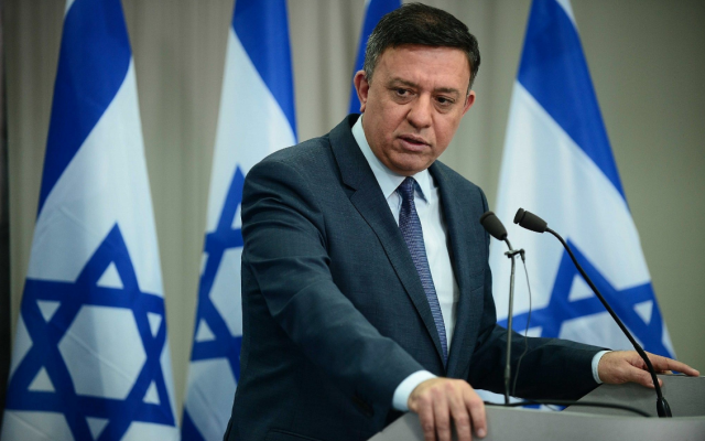 Le 27 février 2018, le président de l'Union sioniste, Avi Gabbay, prend la parole lors d'une conférence de presse avec d'anciens responsables de la sécurité à Tel Aviv. (Crédit : Tomer Neuberg / Flash90)
