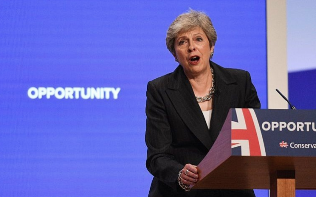 La Première ministre britannique Theresa May a prononcé son discours principal le quatrième et dernier jour de la Conférence du Parti conservateur 2018 à Birmingham, au centre de l'Angleterre, le 3 octobre 2018. (AFP Photo / Oli Scarff)