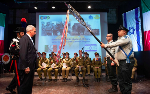 L'ambassadeur d'Italie en Israël, Gianluigi Benedetti, remet la médaille d'or de la vaillance militaire à la 7e brigade blindée de l'armée israélienne le 3 octobre 2018. (Crédit : armée israélienne)