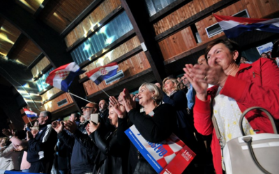 Sur cette photo prise le 28 septembre 2018, les partisans croates de Bosnie du HDZ, l'Union démocratique croate, le parti politique le plus influent parmi les Croates de Bosnie, applaudissent lors d'un rassemblement pré-électoral dans la ville de Livno, dans le nord-ouest de la Bosnie. (Photo AFP / Elvis Barukcic)