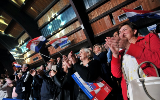 Sur cette photo prise le 28 septembre 2018, les partisans croates de Bosnie du HDZ, l'Union démocratique croate, le parti politique le plus influent parmi les Croates de Bosnie, applaudissent lors d'un rassemblement pré-électoral dans la ville de Livno, dans le nord-ouest de la Bosnie. (Photo AFP / Elvis Barukcic)