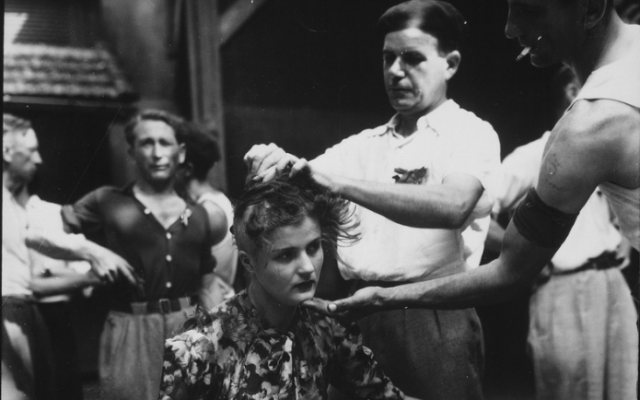 Tonte d'une Française le 29 août 1944 près de Montélimar. La tonte forcée des femmes qui avaient eu des rapports sexuels avec les soldats allemands pendant la Seconde Guerre mondiale (Crédit : Domaine public)