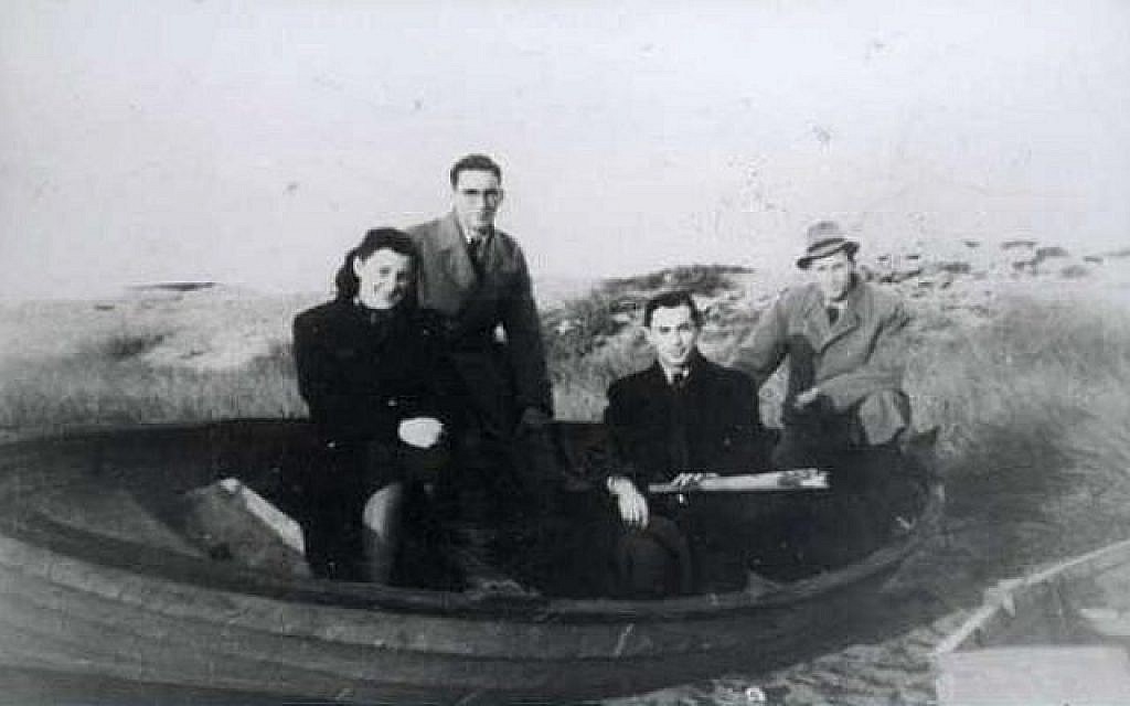 Des Juifs danois arrivent en Suède après avoir été sortis du pays par la résistance danoise, le 6 octobre 1943 (Crédit : Wikimedia Commons – domaine public)