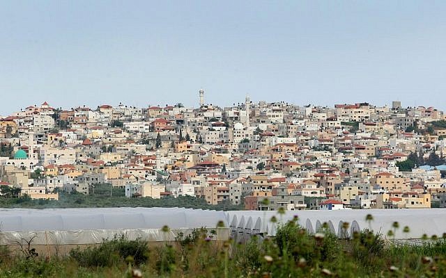Vue de la ville arabe israélienne de Baqa al-Gharbiya. (Crédit : Moshe Shai/Flash90)