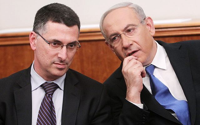 Le Premier ministre Benjamin Netanyahu et le ministre de l'Éducation Gideon Saar (à gauche) assistent à une cérémonie de remise des prix organisée par la Fondation Trump, au bureau de Netanyahu à Jérusalem, le 25 décembre 2012. (Crédit : Miriam Alster/Flash90) Le Premier ministre Benjamin Netanyahu et le ministre de l'Éducation Gideon Saar (à gauche) assistent à une cérémonie de remise des prix organisée par la Fondation Trump, au bureau de Netanyahu à Jérusalem, le 25 décembre 2012. (Crédit : Miriam Alster/Flash90)
