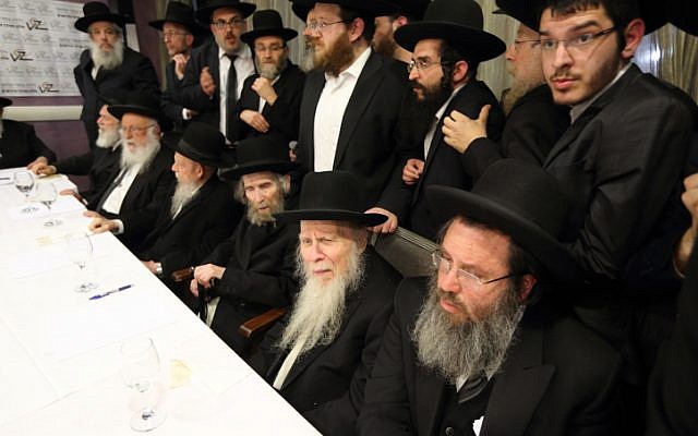 Les factions de la communauté ultra-orthodoxe - le Conseil des Sages de la Torah de Shas, les Hassidic Agudat Yisrael et les Lituaniens Degel Hatorah - se retrouvent à Bnei Brak avant une manifestation contre le projet de loi militaire, 24 Février, 2014. (FLASH90)