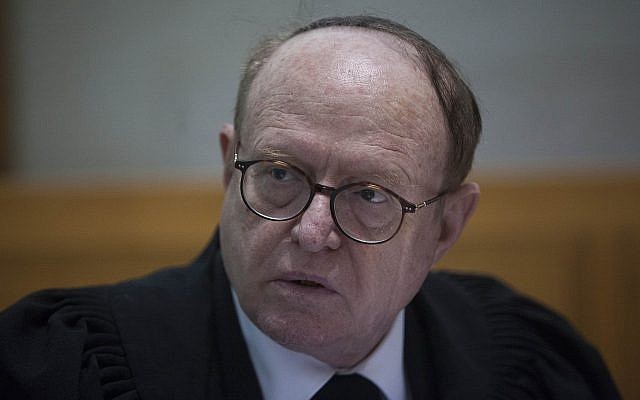 L'avocat du Premier ministre Benjamin Netanyahu, Yaakov Weinroth, en audience devant la Cour suprême à Jérusalem le 24 février 2014. (Yonatan Sindel/Flash90) L'avocat du Premier ministre Benjamin Netanyahu, Yaakov Weinroth, en audience devant la Cour suprême à Jérusalem le 24 février 2014. (Yonatan Sindel/Flash90)