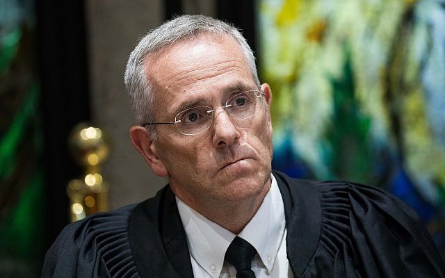 Le juge à la cour suprême David Mintz lors d'une cérémonie à Jérusalem, le 13 juin 2017 (Crédit : Yonatan Sindel/Flash90) Le juge à la cour suprême David Mintz lors d'une cérémonie à Jérusalem, le 13 juin 2017 (Crédit : Yonatan Sindel/Flash90)