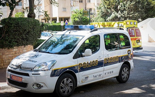 A titre d'illustration : une voiture de police israélienne à Petah Tikva, le 4 août 2017. (Crédit : Roy Alima/ Flash90)