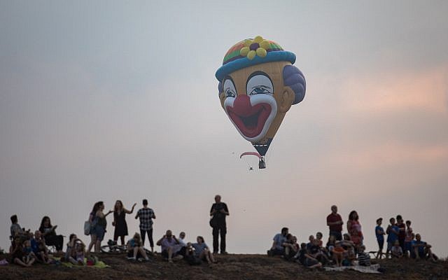 Illustration : des Israéliens assistent au festival annuel des montgolfières, au parc national Harod Spring, dans la région de Gilboa, au nord d'Israël, le 3 août 2018. (Crédit : Hadas Parush/Flash90)